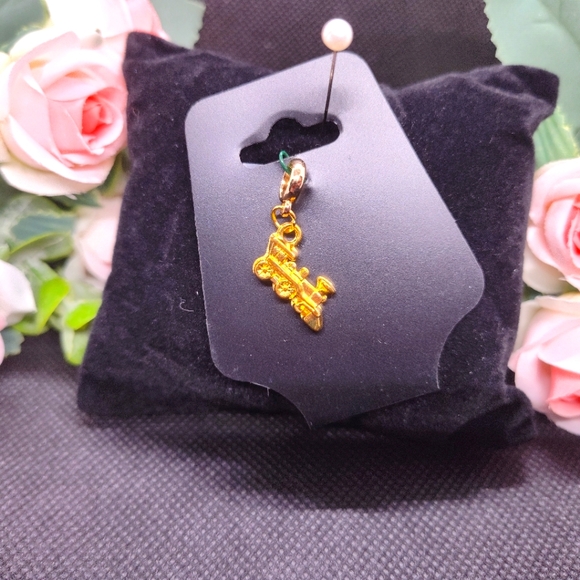 Gold toned Train locomotive engine car Pendant Charm New - Picture 1 of 3